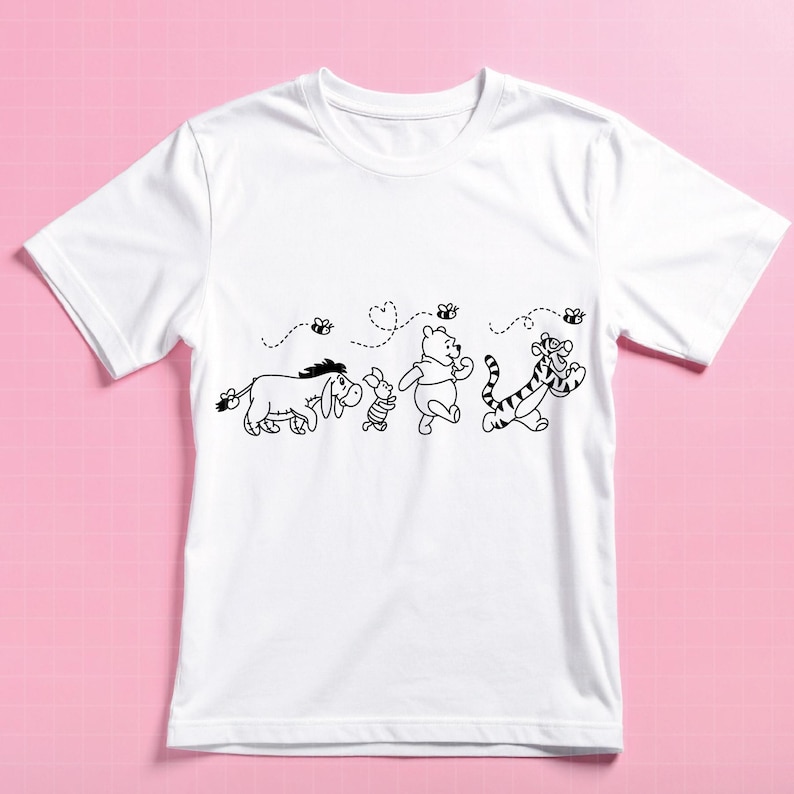 Puede incluir: Camiseta blanca con un dibujo lineal negro de los personajes de Winnie the Pooh: &Iacute;gor, Piglet, Winnie the Pooh y Tigger, con abejas y l&iacute;neas de puntos. El dise&ntilde;o est&aacute; centrado en la parte delantera de la camiseta.