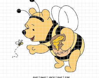 Puede incluir: Ilustración de dibujos animados de un oso amarillo vestido de abeja, sosteniendo un tarro de miel. El oso tiene rayas negras y amarillas, antenas y alas. Una pequeña abeja vuela cerca. La imagen incluye el texto "SVG | PNG | JPEG | DXF | EPS" y una dirección web.