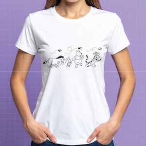 Puede incluir: Camiseta blanca con un dibujo lineal negro de los personajes de Winnie the Pooh: &Iacute;gor, Piglet, Winnie the Pooh y Tigger. El dise&ntilde;o incluye abejas y corazones. La camiseta tiene mangas cortas y cuello redondo.