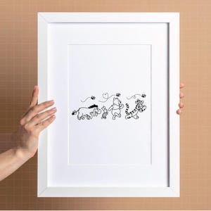 Puede incluir: Ilustraci&oacute;n en blanco y negro enmarcada que representa a Winnie the Pooh, Eeyore, Piglet y Tigger corriendo. La obra de arte incluye detalles caprichosos como mariposas y l&iacute;neas punteadas, creando una escena juguetona. El marco blanco realza la est&eacute;tica minimalista.