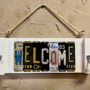 Letrero de bienvenida de madera hecho a mano, placa de matrícula con ganchos para sombreros, chaquetas, etc.