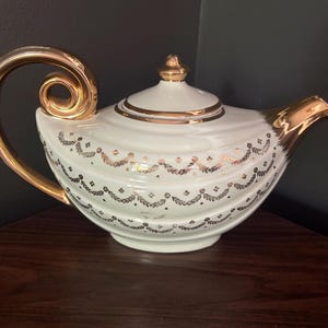 Vintage Hall China Aladdin Teapot Ivory & Gold | Genie Lamp 6 Cup Tea Pot