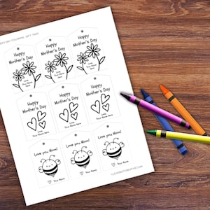 Puede incluir: Etiquetas de regalo para el Día de la Madre imprimibles con páginas para colorear que presentan flores, corazones y abejas. Las etiquetas son en blanco y negro y tienen espacio para un nombre.