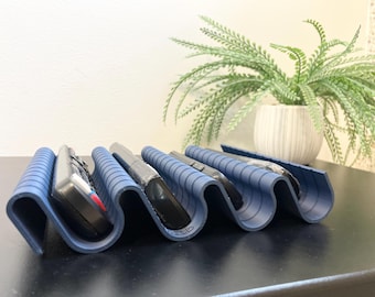 Support TV unique en forme de vague | Télécommande TV| imprimé en 3D minimaliste | Organiseur de salon| Compact avec fente pour télécommande 3/4 | Stockage distant