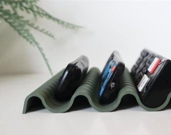 Soporte para control remoto de TV Wave / Organizador de TV moderno / Minimalista impreso en 3D / Organizador de sala de estar / Compacto con 3 ranuras para TV / Control remoto Caddy para TV / Control remoto