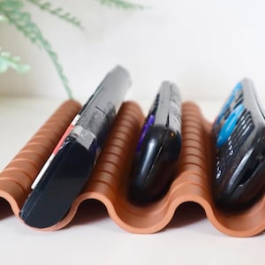 Wave-tv-houder met afstandsbediening| moderne tv-organizer |minimalistisch 3D-geprint| Opberger voor de woonkamer| compact met 3/4 tv| tv-slots op afstand| afstandsbediening: