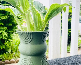 Maceta verde oliva impresa en 3D con bandeja de goteo: decoración moderna para el hogar