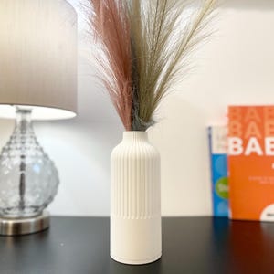 Vaso bianco opaco a forma di bottiglia: decorazione moderna stampata in 3D