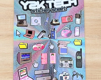 Op de afbeelding: Een stickervel met de titel Y2K TECH STICKER SHEET met diverse illustraties van retro elektronica, waaronder een handheld spelcomputer, klaptelefoon, boombox, cassettebandjes, diskettes, computermuiscursors en OK-knoppen op een holografische achtergrond.
