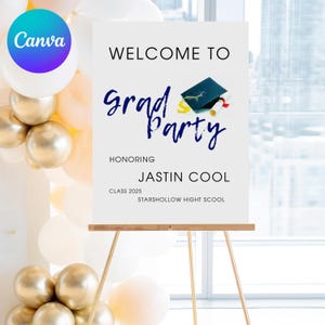 Puede incluir: Un cartel blanco con texto negro que dice "Bienvenido a la fiesta de graduación en honor a Justin Cool Clase 2025 Starshollow High School". Un gorro de graduación azul y dorado con un diploma está por encima del texto "Fiesta de graduación". El cartel está en un caballete dorado.