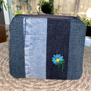 Monedero de mezclilla y cuadros reciclados con cremallera, mini billetera de jeans reciclados, bolso pequeño de mezclilla con patchwork, regalo para ella, acolchado, bordado,