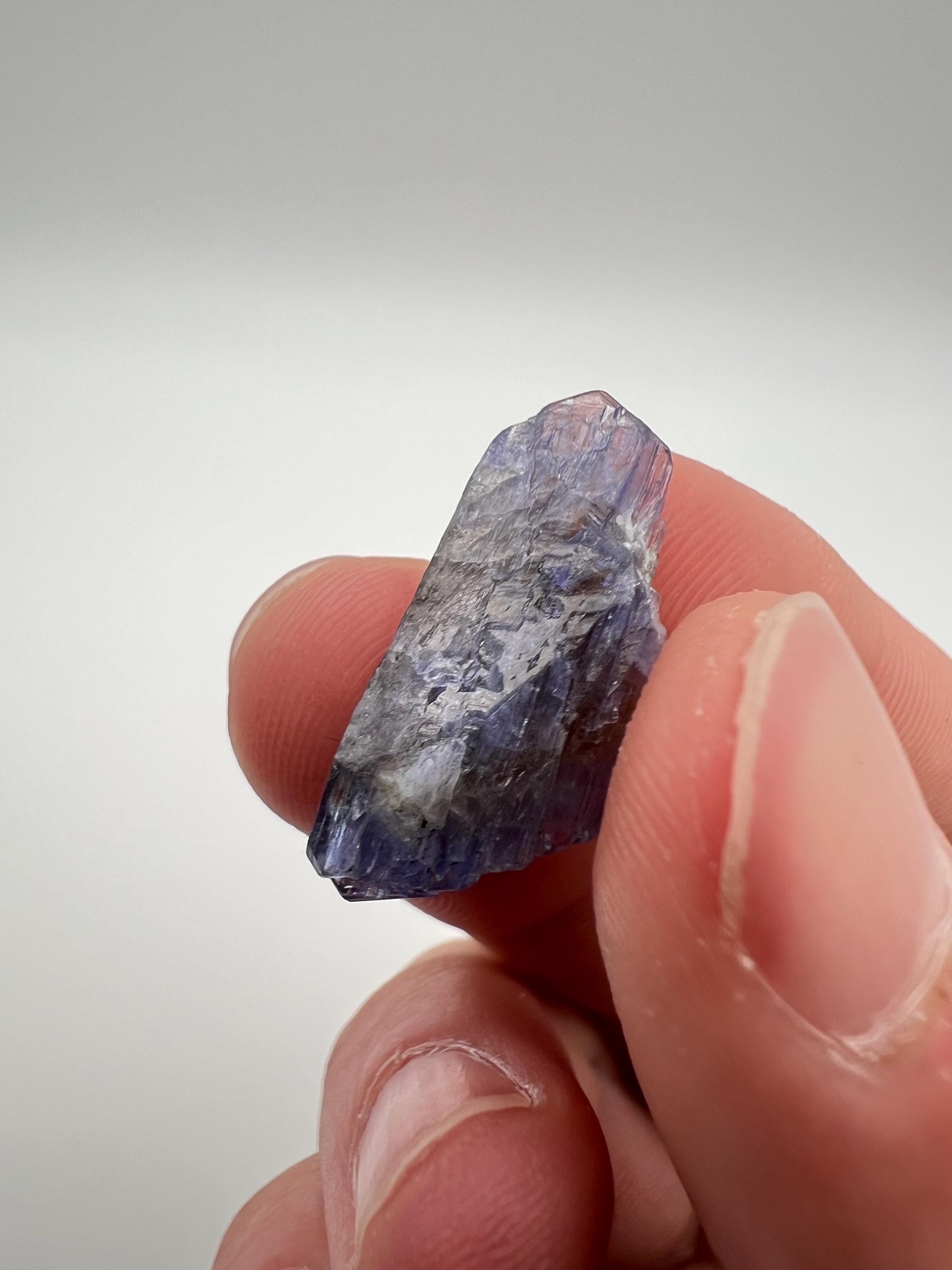 タンザニア、メレラニヒルズ産の極めて希少な宝石、天然非加熱両頭