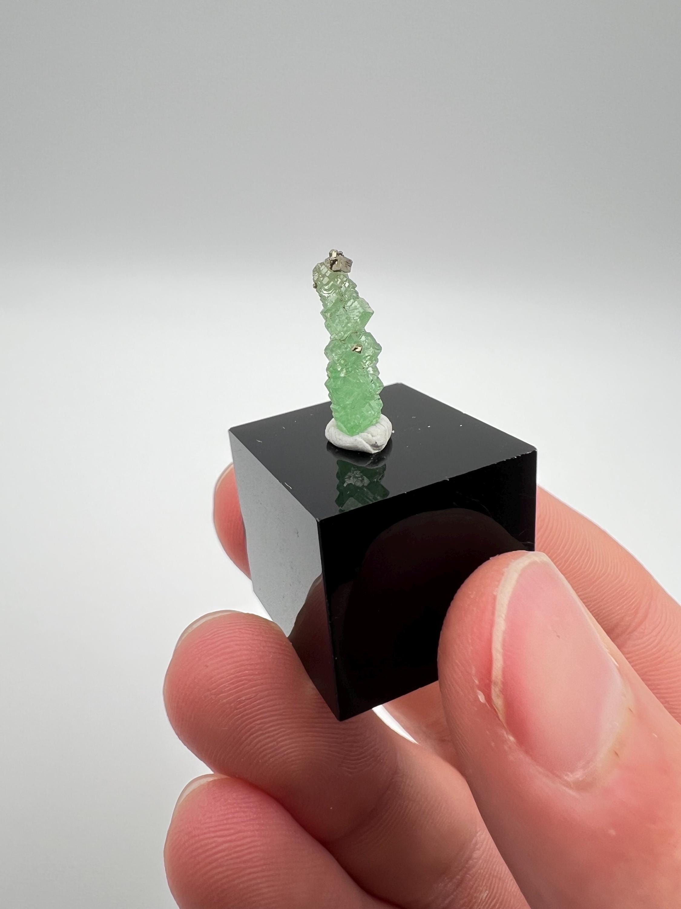 タンザニア、メレラニ丘陵産の宝石グリーンのツァボライトガーネット