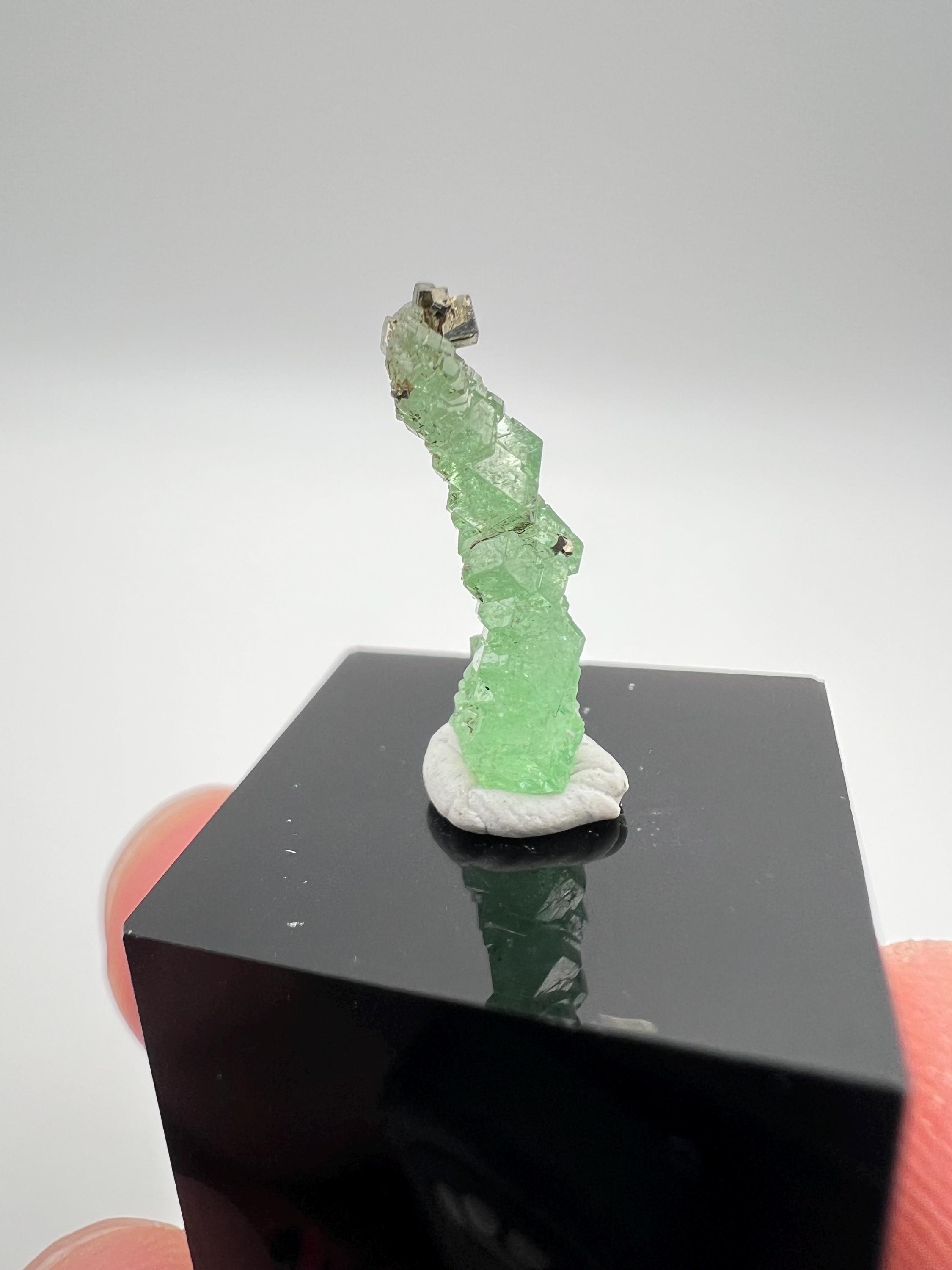 タンザニア、メレラニ丘陵産の宝石グリーンのツァボライトガーネット