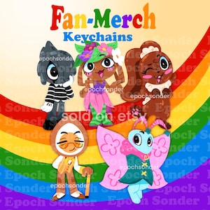 Puede incluir: Una colección de llaveros de dibujos animados coloridos. Los llaveros presentan varios personajes, incluyendo una criatura con una camisa a rayas, un conejito con una corona de flores, una ardilla, un personaje con un bastón y una mariposa. El texto "Fan-Merch Keychains" es visible.