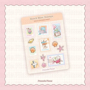 Pode incluir: Uma folha de autocolantes intitulada Beach Bliss Stamps Deco Sticker Sheet com várias ilustrações com tema de praia, incluindo selos com um golfinho, gelado, um livro, um caranguejo e um pássaro, além de autocolantes de conchas.
