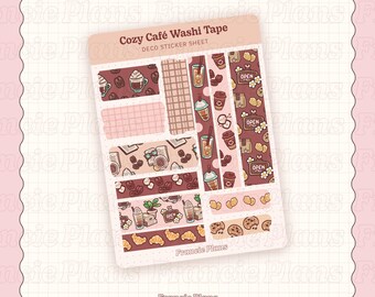 Puede incluir: Una hoja de pegatinas "Cozy Café Washi Tape" con varios diseños. Los diseños incluyen tazas de café, granos de café, cruasanes y el texto "OPEN". La paleta de colores es principalmente marrón, rosa y blanco.