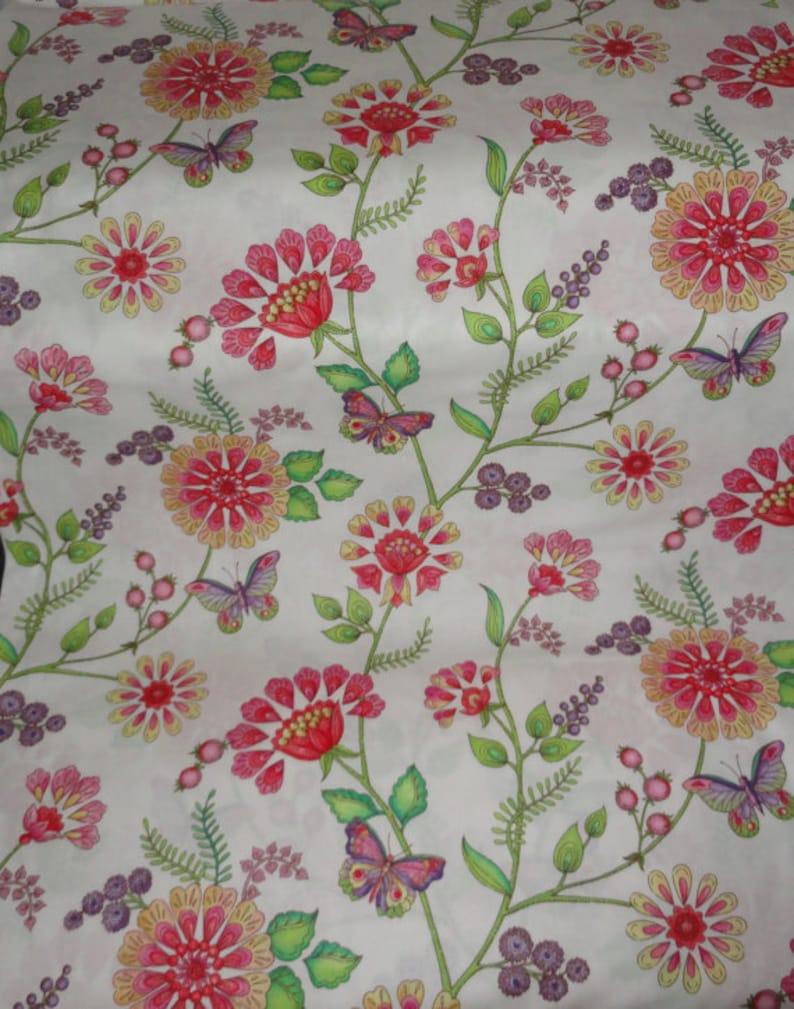 Puede incluir: Tela blanca con un patr&oacute;n floral con flores rosas, amarillas y verdes con mariposas. El fondo es blanco.