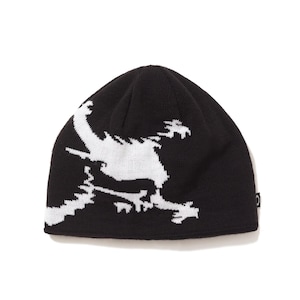 Puede incluir: Gorro de punto negro con un gran diseño gráfico blanco en la parte delantera. El gorro tiene una corona redondeada y una pequeña etiqueta en el lateral. El gráfico parece ser un pájaro estilizado o una forma abstracta.