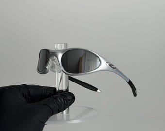 sunglasses oakley minute 1.0 triple silver Vintage glasses for cycling, running, gorpcore and outdoor activities, Y2K style opium avantgarde