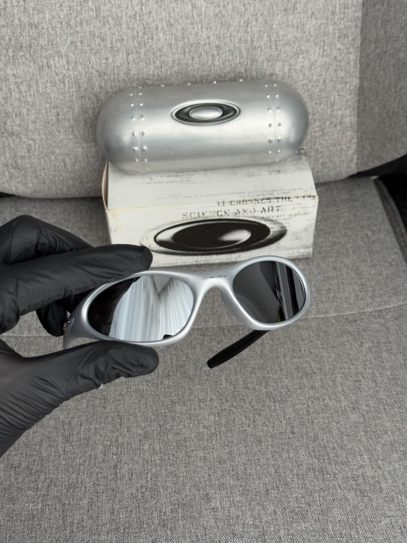solglasögon oakley minute 1.0 trippel silver Vintage glasögon för cykling, löpning, gorpcore och utomhusaktiviteter, Y2K-stil opium avantgarde bild 2