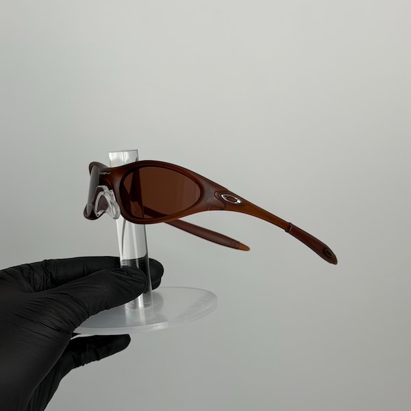 Occhiali da sole Oakley Minute 1.0 Triple Brown. Occhiali vintage per ciclismo, corsa, gorpcore e attività outdoor, stile Y2K Opium Avantgarde.