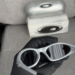 solglasögon oakley minute 1.0 trippel silver Vintage glasögon för cykling, löpning, gorpcore och utomhusaktiviteter, Y2K-stil opium avantgarde bild 6