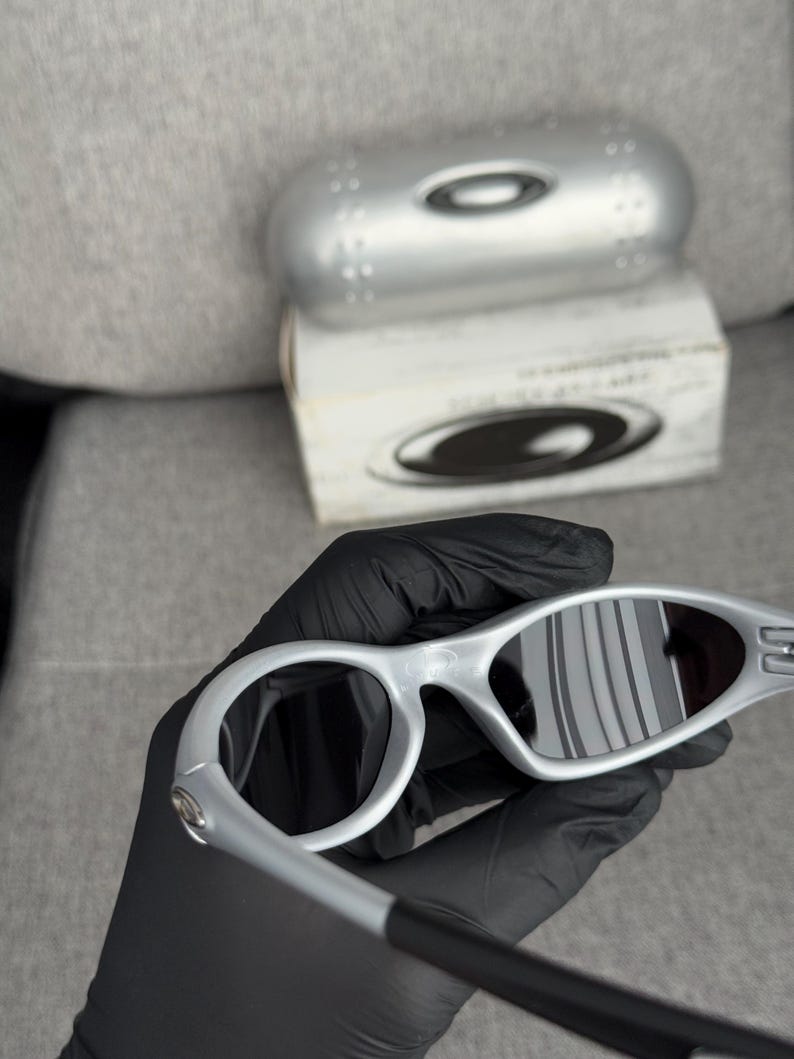 solglasögon oakley minute 1.0 trippel silver Vintage glasögon för cykling, löpning, gorpcore och utomhusaktiviteter, Y2K-stil opium avantgarde bild 6