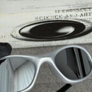 solglasögon oakley minute 1.0 trippel silver Vintage glasögon för cykling, löpning, gorpcore och utomhusaktiviteter, Y2K-stil opium avantgarde bild 4