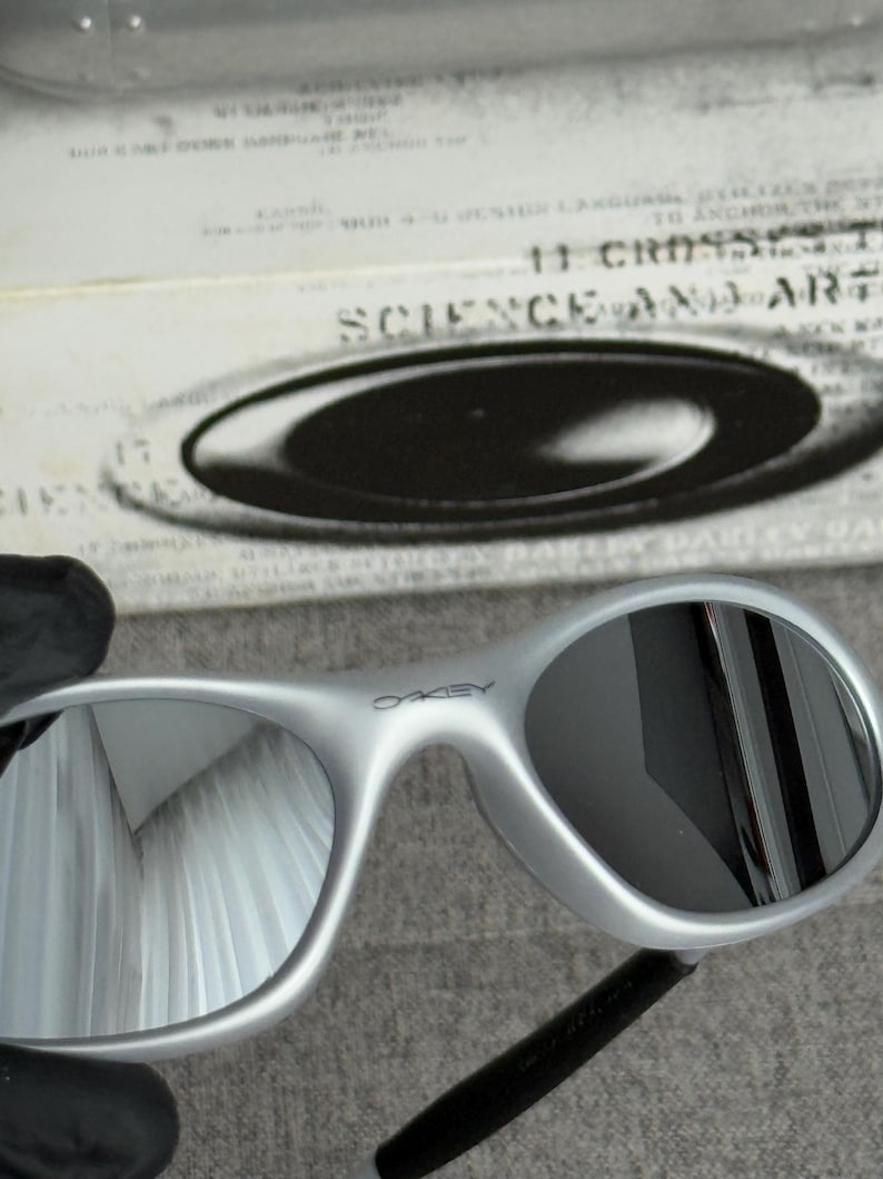 solglasögon oakley minute 1.0 trippel silver Vintage glasögon för cykling, löpning, gorpcore och utomhusaktiviteter, Y2K-stil opium avantgarde bild 4