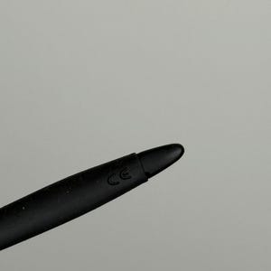 K&ouml;nnte beinhalten: Ein schwarzer Stift mit abgerundeter Spitze. Der Stift hat einen zylindrischen K&ouml;rper und scheint aus Kunststoff zu sein. Die Buchstaben "CE" sind auf der Seite des Stifts aufgedruckt.