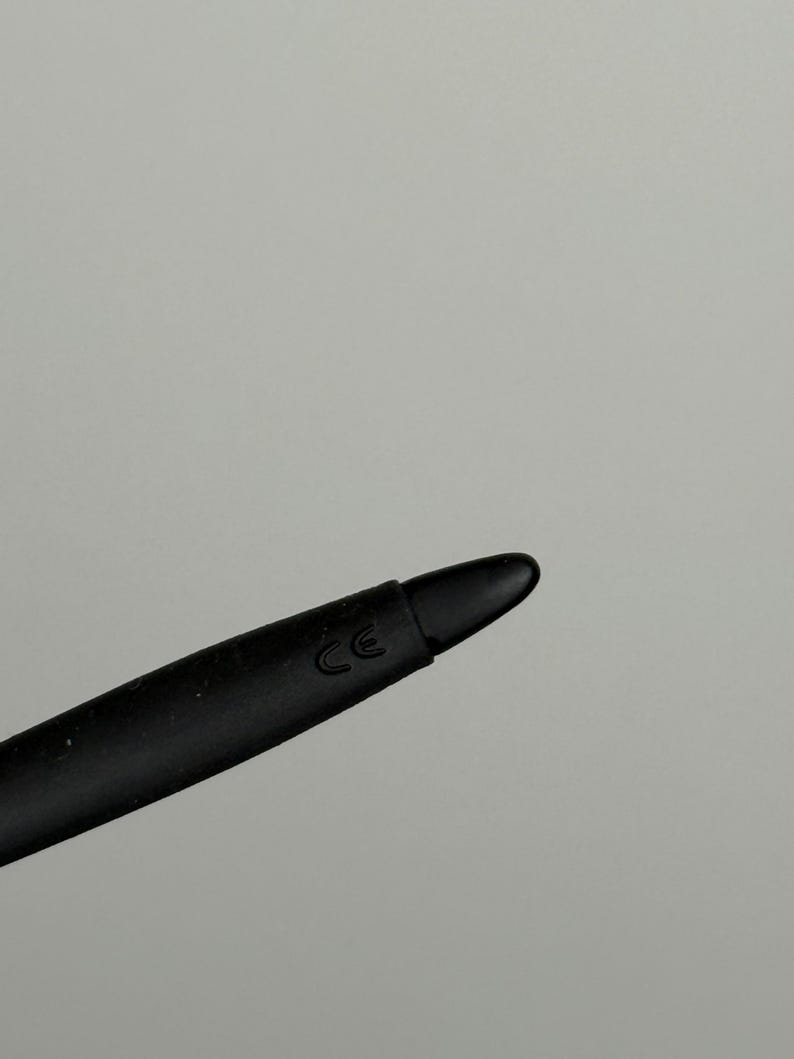 K&ouml;nnte beinhalten: Ein schwarzer Stift mit abgerundeter Spitze. Der Stift hat einen zylindrischen K&ouml;rper und scheint aus Kunststoff zu sein. Die Buchstaben "CE" sind auf der Seite des Stifts aufgedruckt.