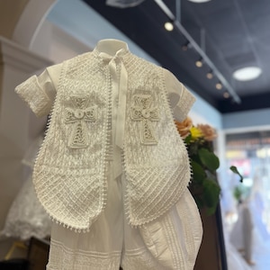 Traje de bautizo para niño: mono de bautizo, blanco o marfil.