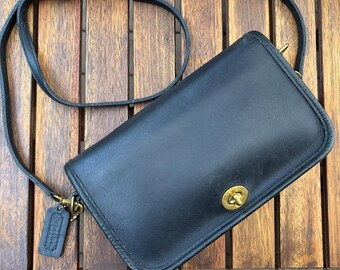Vintage Coach Casino Bag 9924 - Black With Brass Turnlock Closure