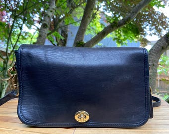 Vintage Coach Dinky Bag in Navy No 9375 // 80s/90s Cross