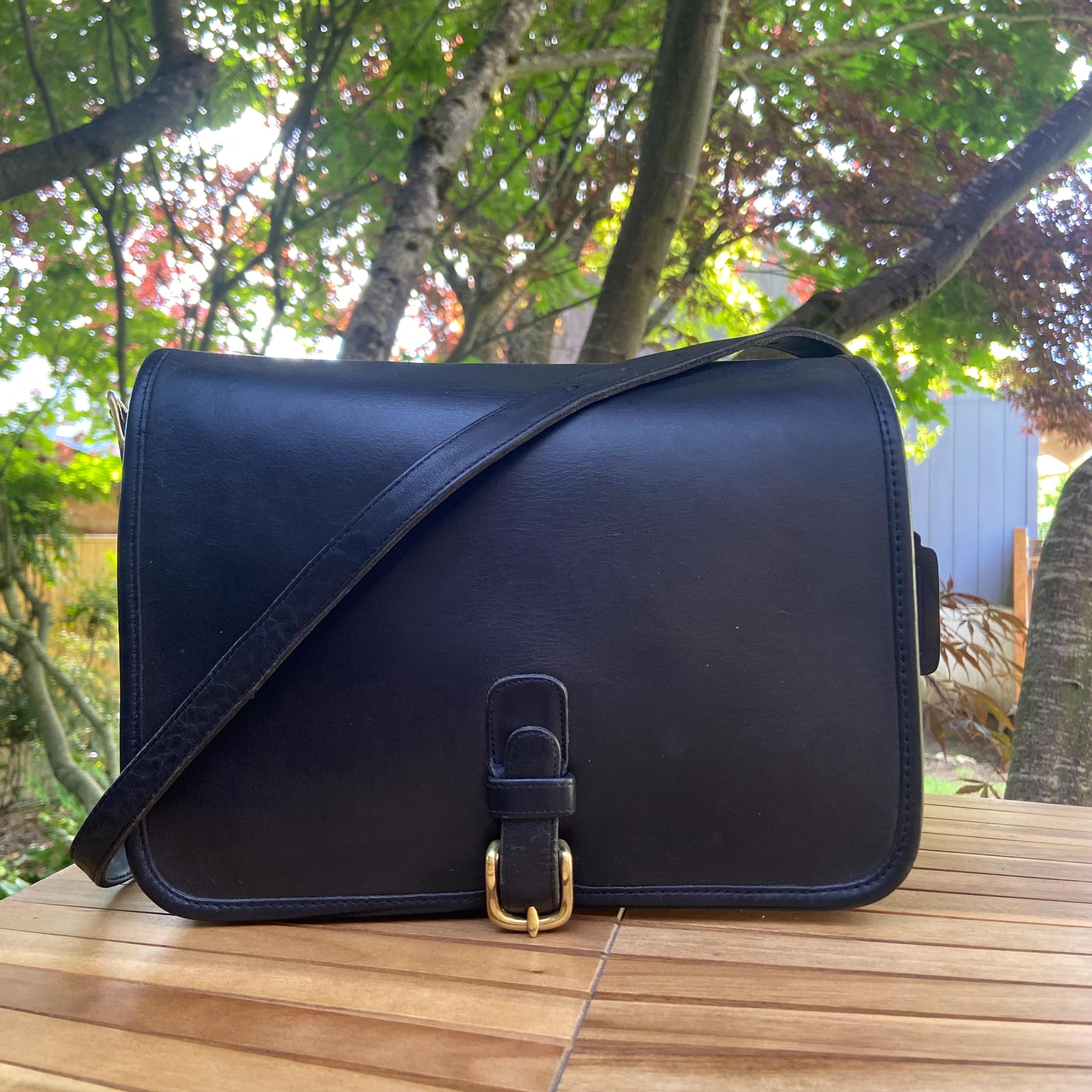 シャトーベルサイユとコーチバック COACH コーチ 23108 レガシー ウィークエンド トートバッグ PVC