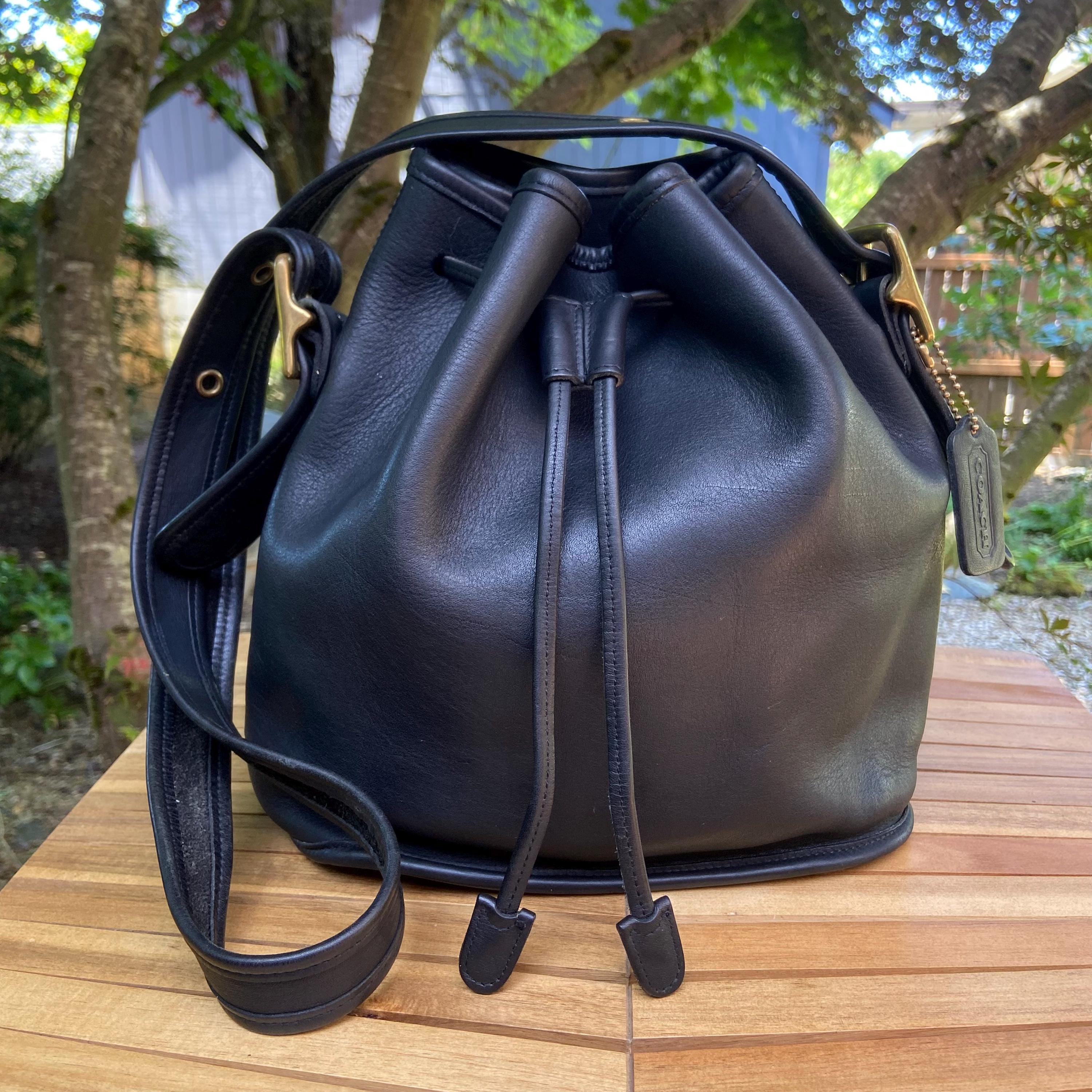 バッグ Vintage Coach Lula's Legacy Black Vintage COACH Lula's Legacy Black Leather Drawstring Bucket