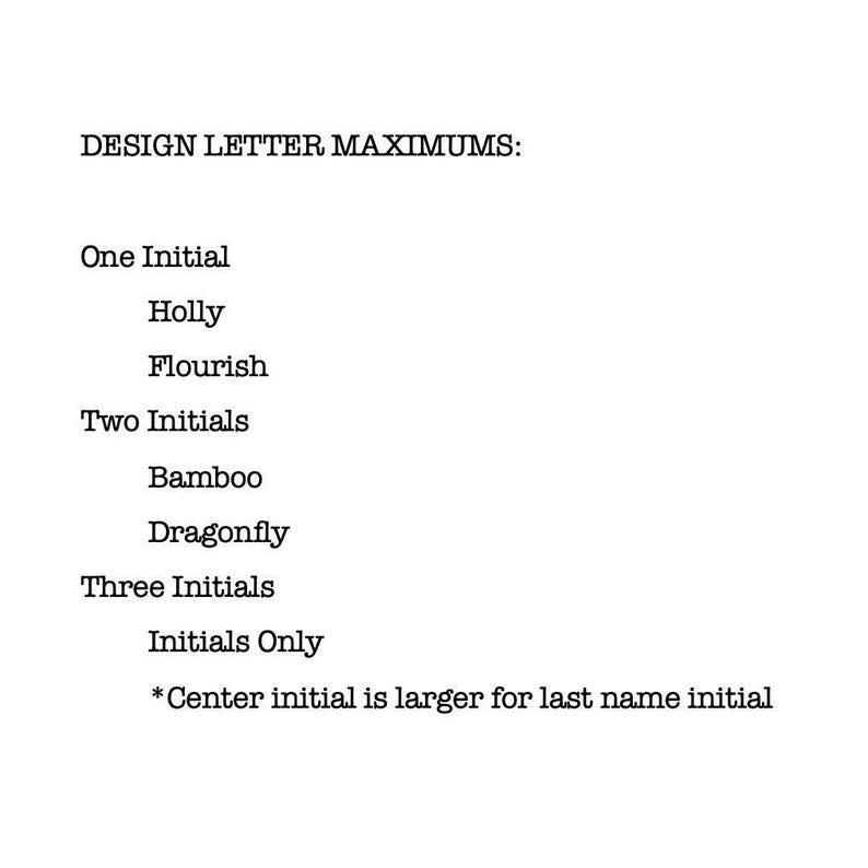 K&ouml;nnte beinhalten: Text auf wei&szlig;em Hintergrund mit der Aufschrift "DESIGN LETTER MAXIMUMS: One Initial, Holly, Flourish, Two Initials, Bamboo, Dragonfly, Three Initials, Initials Only. *Center initial is larger for last name initial."