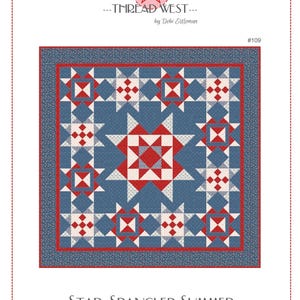 Può includere: Un modello di trapunta intitolato Star-Spangled Summer di Thread West di Debi Estleman, #109. Il design presenta un motivo a stella centrale rosso, bianco e blu circondato da blocchi di stelle e quadrati, su uno sfondo blu con un bordo floreale.