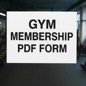 Op de afbeelding: Een wit bord met de tekst "GYM MEMBERSHIP PDF FORM" in vette zwarte letters. Het bord bevindt zich in een sportschool, met halters en trainingsapparatuur op de achtergrond.