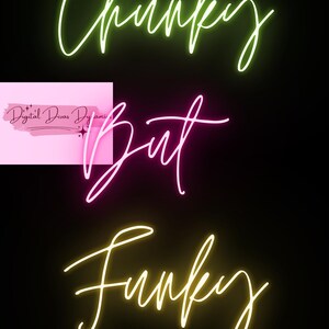 Peut inclure: Enseigne au néon avec le texte "Chunky But Funky" en vert, rose et jaune.
