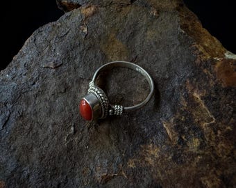 Anillo vintage de plata de ley con diseño de racimo de piedras rojas