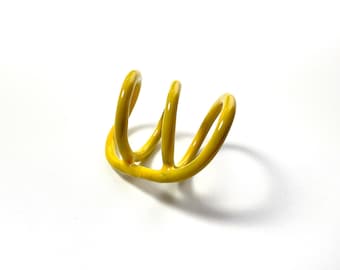 Anillo espiral de esmalte hecho a mano: amarillo mostaza, joyería de arte moderno