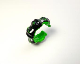 Anillo ondulado de esmalte negro y verde de vanguardia, joyería artística de aleación hecha a mano