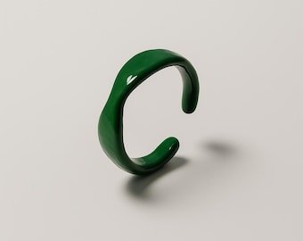 Anillo abierto esculpido de aleación ajustable con esmalte verde esmeralda, joyería minimalista hecha a mano.