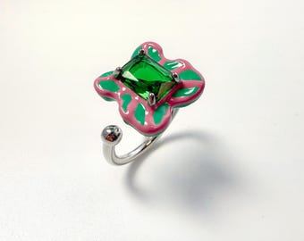 Anillo de esmalte hecho a mano con diseño floral de gemas verdes, joyería colorida y escultural.