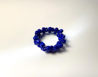 Anillo artesanal de cuentas de semillas azul cobalto, joyería minimalista elástica apilable