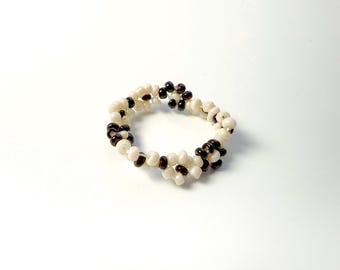 Anillo artesanal de cuentas de semillas, bicolor blanco y negro, elástico, minimalista.