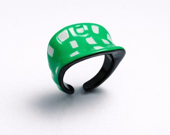 Anillo de esmalte hecho a mano: joyería escultórica minimalista verde neón