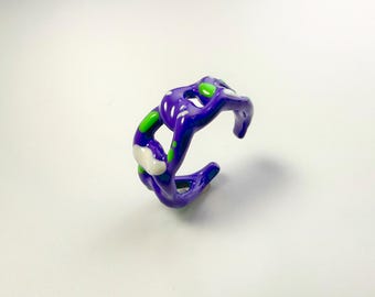 Anillo abstracto morado de esmalte hecho a mano, joyería artística escultórica, anillo llamativo de color vibrante, diseño de dopamina